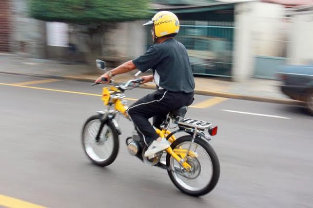 ROLÊ E MUITO GRAU DE BIKE MOTORIZADA NA CIDADE 