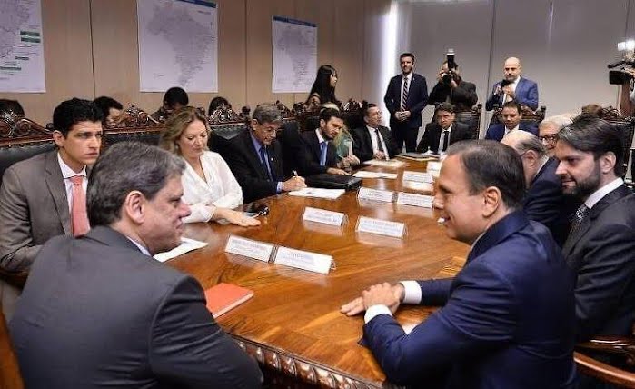 Governador de SP Tarcísio é principal aposta da direita "garfo e faca" para presidente em 2026