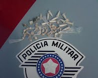 PM localiza porção de maconha com menor e 36 pedras crack e 14 pinos com cocaína em terreno
