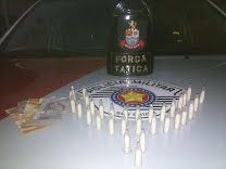 PM localiza 32 pinos com cocaína no bairro Cristo Redentor; dois menores foram apreendidos
