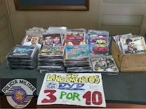 Polícia apreende 362 DVDs e 73 CDs "piratas" sendo comercializados na área central da cidade