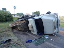 Caminhão carregado com papel prensado tomba na Rodovia Anhanguera