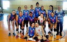 Equipe adulta feminina de vôlei fez dois jogos e contou com uma participação especial