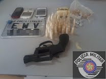 PM localiza drogas e arma de brinquedo com três menores no bairro Porto Bello I