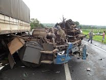 Motorista fica preso nas ferragens após engavetamento envolvendo três caminhões e três veículos