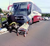 Homem de 50 anos anos morre após colisão de carro e ônibus em trevo de Porto Ferreira
