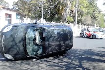 Carro tomba em acidente na Vila Maria