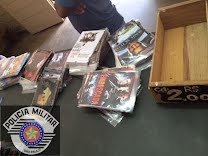 PM de Porto Ferreira prende homem com CDs e DVDs piratas na Praça Cornélio Procópio