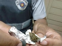 Policiais militares da Força Tática localizam drogas em terreno na Vila Maria