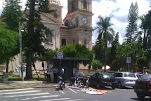 Poste usado para enfeitar desfile de carnaval cai sobre moto estacionada na área central da cidade