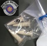 Homem de 35 anos é detido com pinos contendo cocaína após empreender fuga em moto