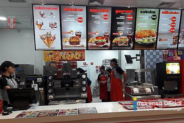 Famosa rede de fast food de hambúrguer inaugura drive-thru em Curitiba