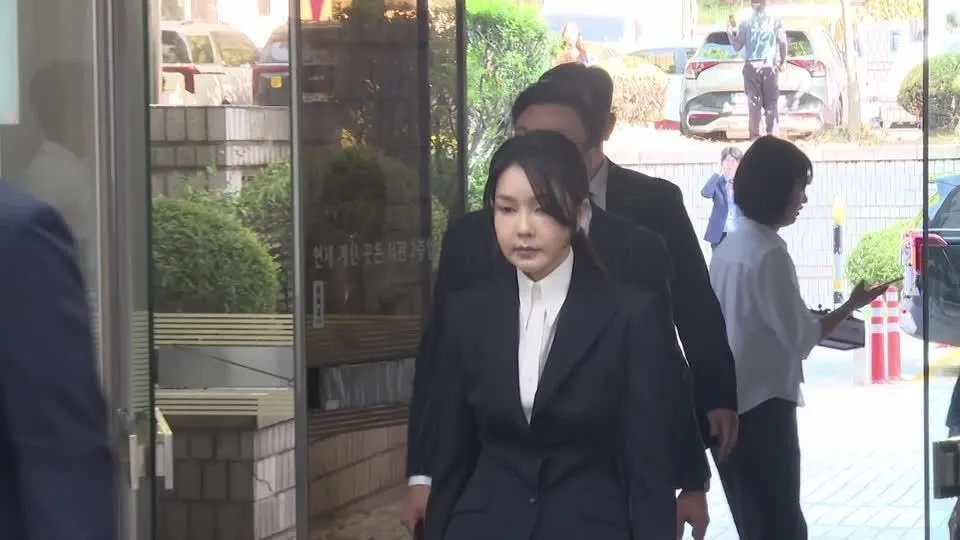 Ex-primeira-dama da Coreia do Sul inicia prisão em cela modesta após acusações de corrupção
