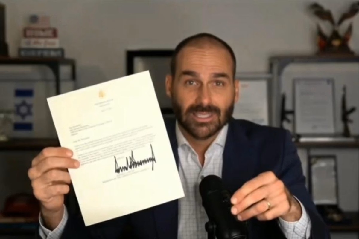 Eduardo Bolsonaro exibe carta de Trump a Bolsonaro e envia “último recado” ao governo brasileiro