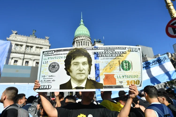 Dólar atinge recorde histórico na Argentina em meio à incerteza política e econômica