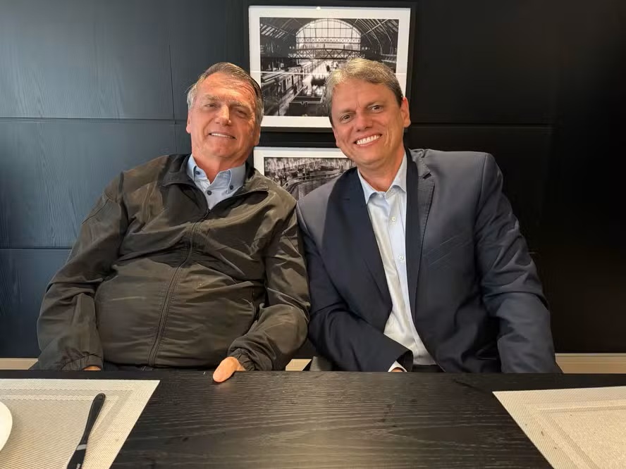 Tarcísio pede autorização a Moraes para visitar Bolsonaro em prisão domiciliar