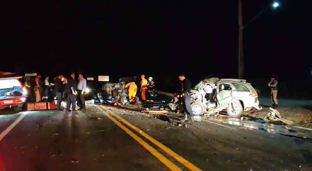 Acidente entre carros e moto deixa 8 mortos
