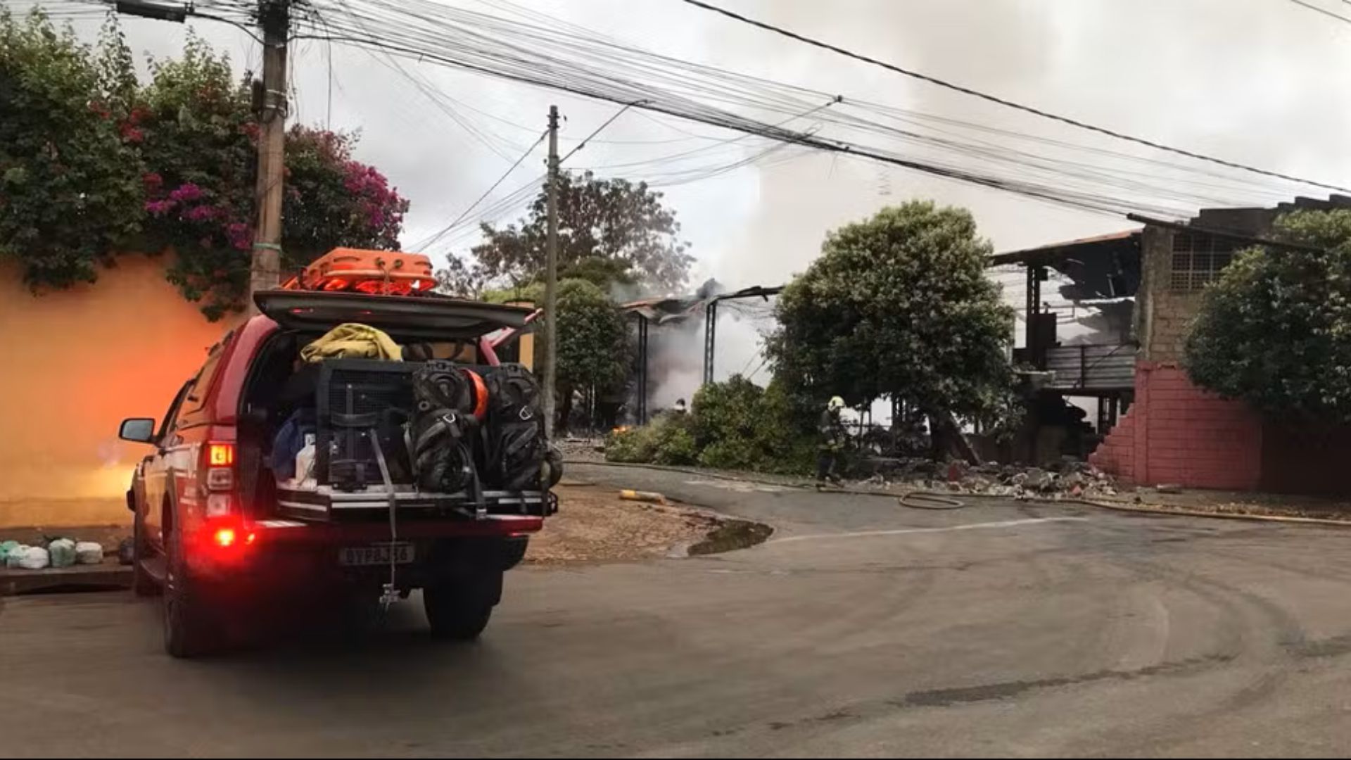 Incêndio destrói galpão de reciclagem