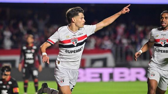 São Paulo domina o Vitória, vence no Morumbis e se aproxima do G-4 antes da Libertadores