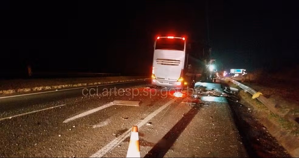 Colisão entre ônibus e caminhão deixa três feridos na Rodovia Anhanguera, em Santa Cruz da Conceição