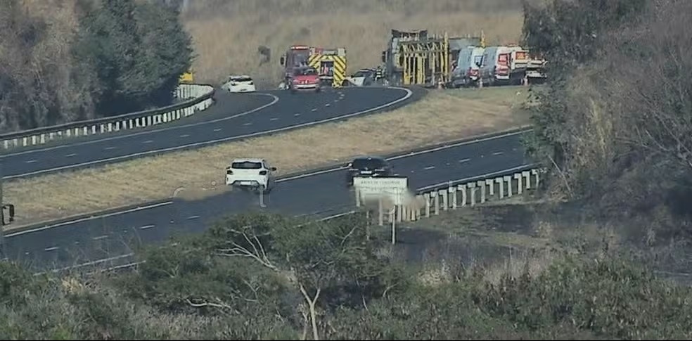 Motorista morre após colisão com carreta no acostamento da Rodovia Bandeirantes