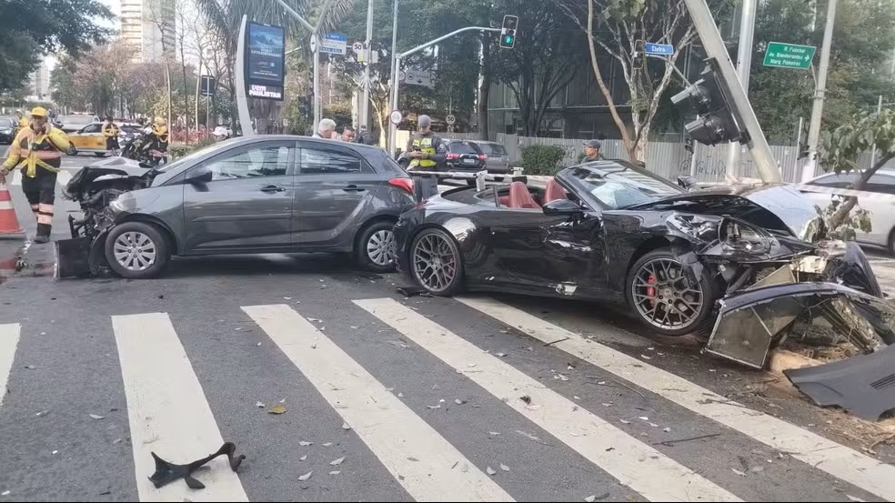 Influencers Bia Miranda e Gato Preto se envolvem em acidente com Porsche na Faria Lima, em SP