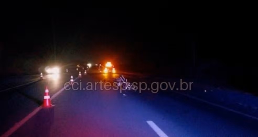 Motociclista morre após bater na traseira de caminhão