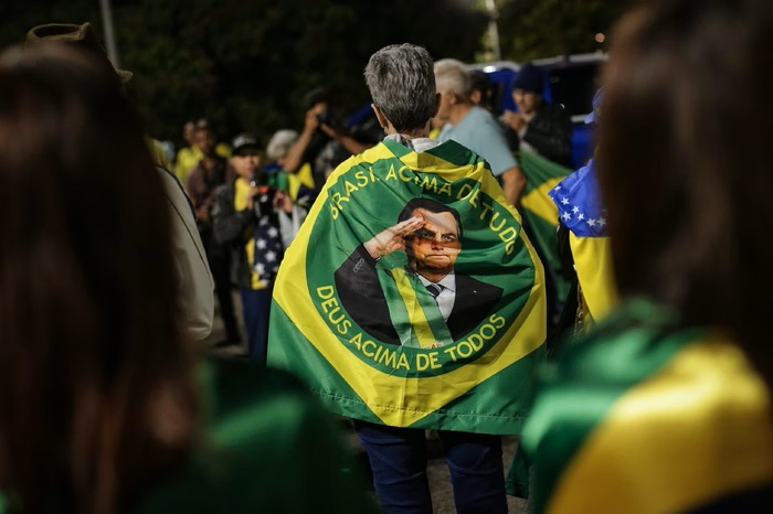 Apoiadores de Bolsonaro fazem carreata e protesto em frente à sua casa após decretação de prisão domiciliar