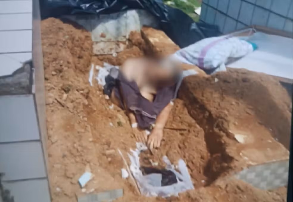 Corpo é encontrado sentado sobre túmulo em cemitério
