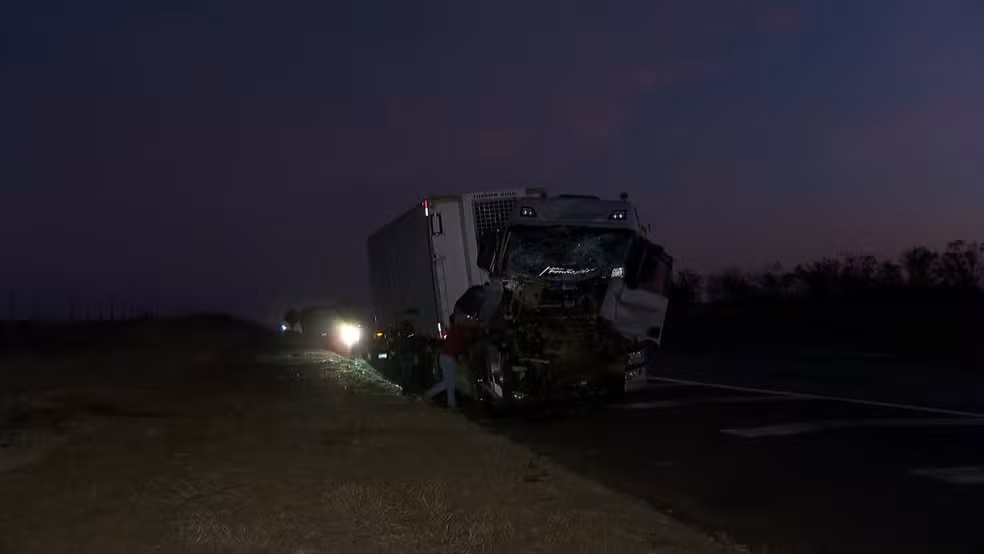 Engavetamento entre carretas deixa motorista morto na Rodovia Anhanguera (SP-330)