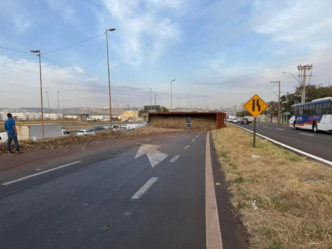 Carreta de caminhão canavieiro se solta e tomba no Trevão, em Ribeirão Preto