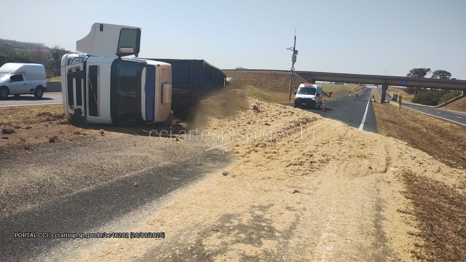 Carreta tomba na SP-322 e espalha carga de bagaço de cana; motorista sai ileso