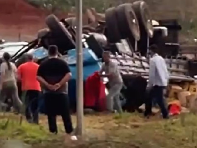 Caminhoneiro morre e seis ficam feridos em grave acidente