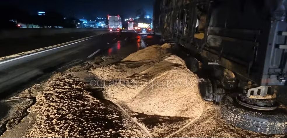 Carreta carregada com farelo de soja pega fogo e interdita Rodovia Anhanguera em Porto Ferreira