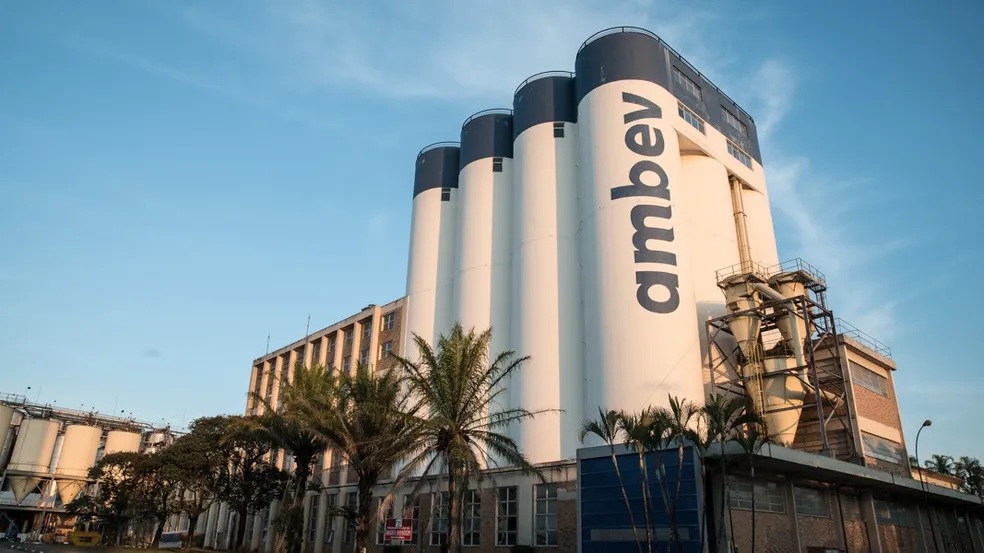 Ambev abre 200 vagas de estágio e trainee com salários de até R$ 9 mil; entre as cidades estão Ribeirão Preto, Campinas e São Paulo