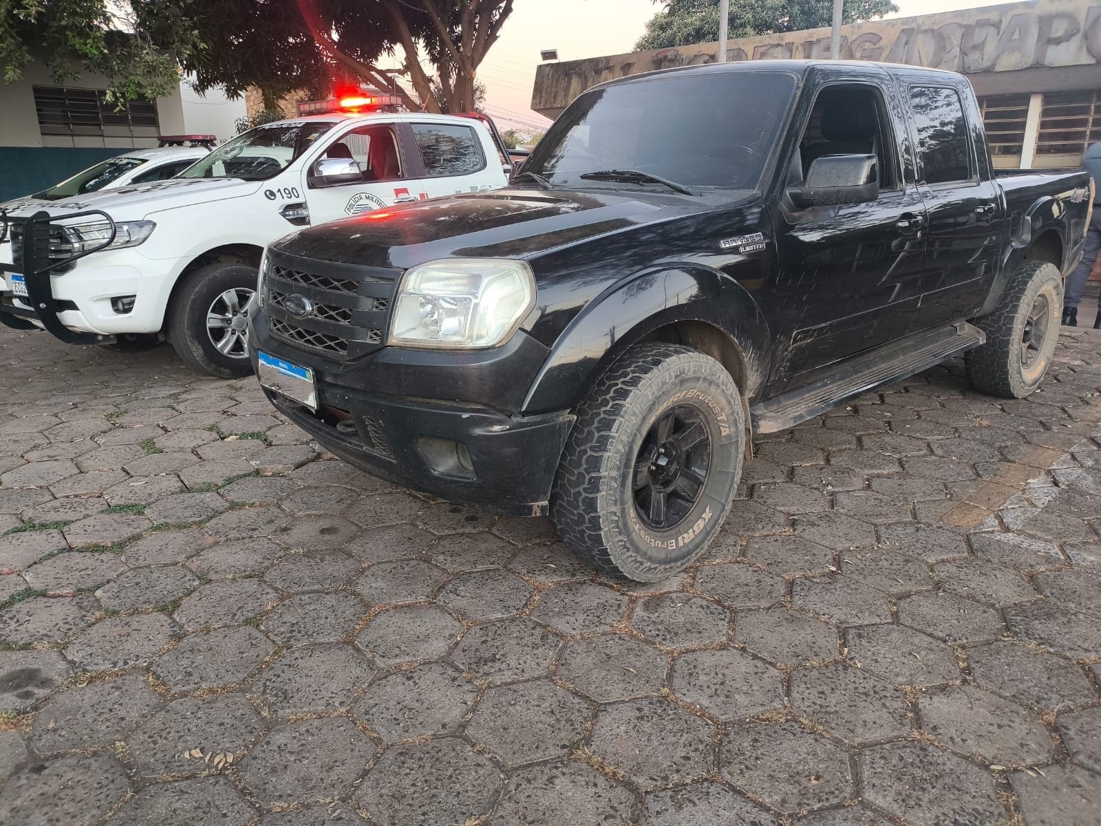 Polícia Militar apreende caminhonete furtada e adulterada