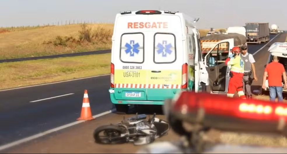 Motociclista ferido em acidente é preso por adulteração de placa