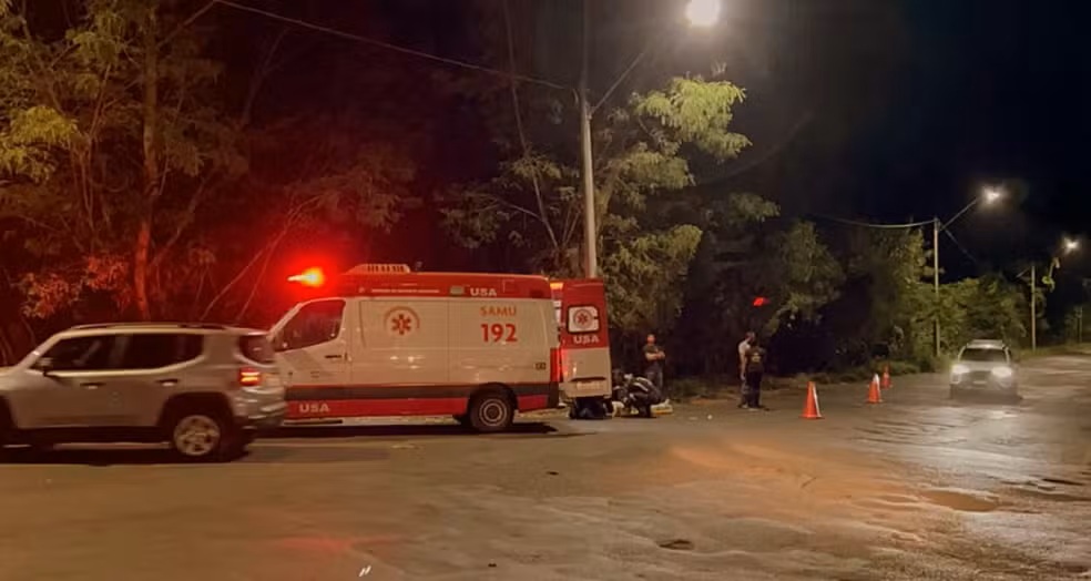 Motociclista fica gravemente ferido após bater em poste