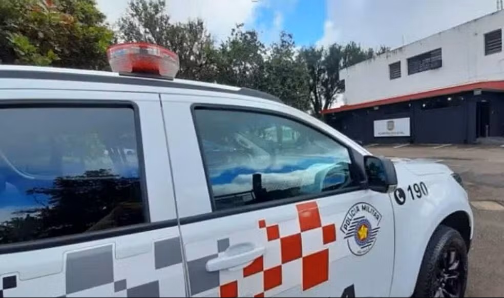 Criminosos usam óleo para arrastar cofre e furtam dinheiro e joias em São Carlos