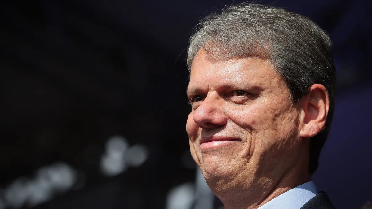 Tarcísio diz que Brasil precisa “trocar o piloto” e critica permanência de Lula no cenário político