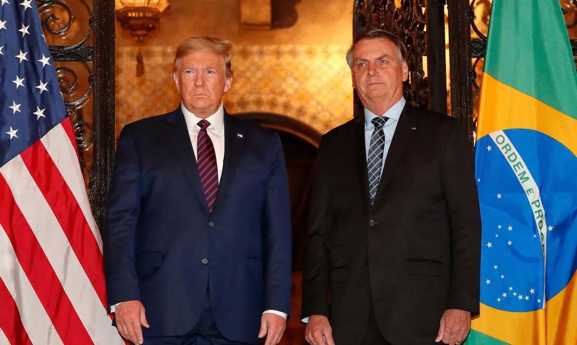 Trump acusa Brasil de “execução política” contra Bolsonaro e critica relação comercial