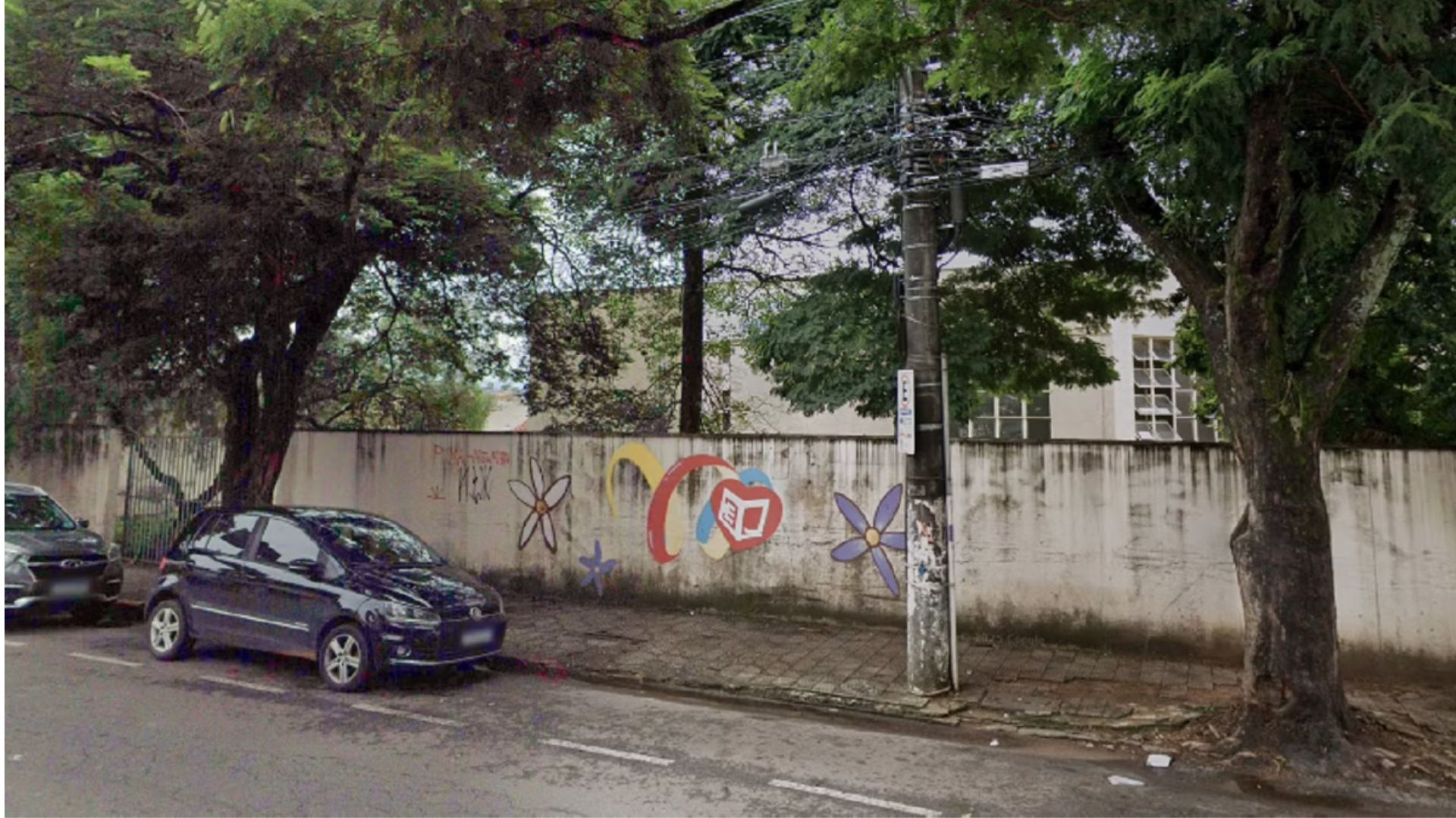 Adolescente fica em estado grave após muro de escola desabar