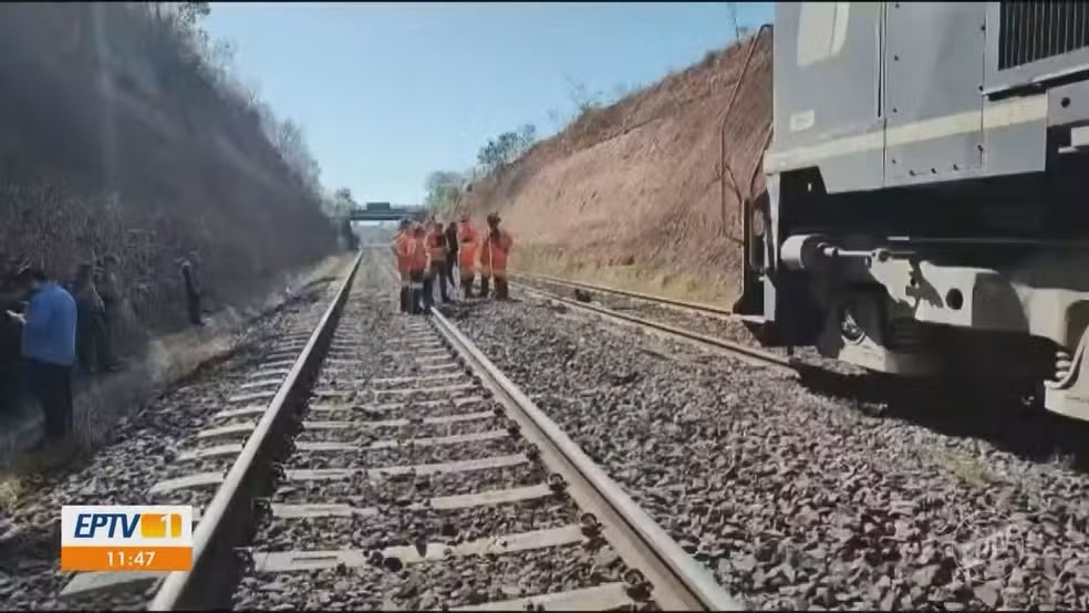 Idoso é atropelado por trem e socorrido em estado gravíssimo