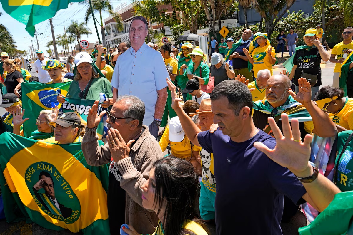 Bolsonaristas protestam em Brasília e pedem liberdade de Bolsonaro às vésperas de julgamento