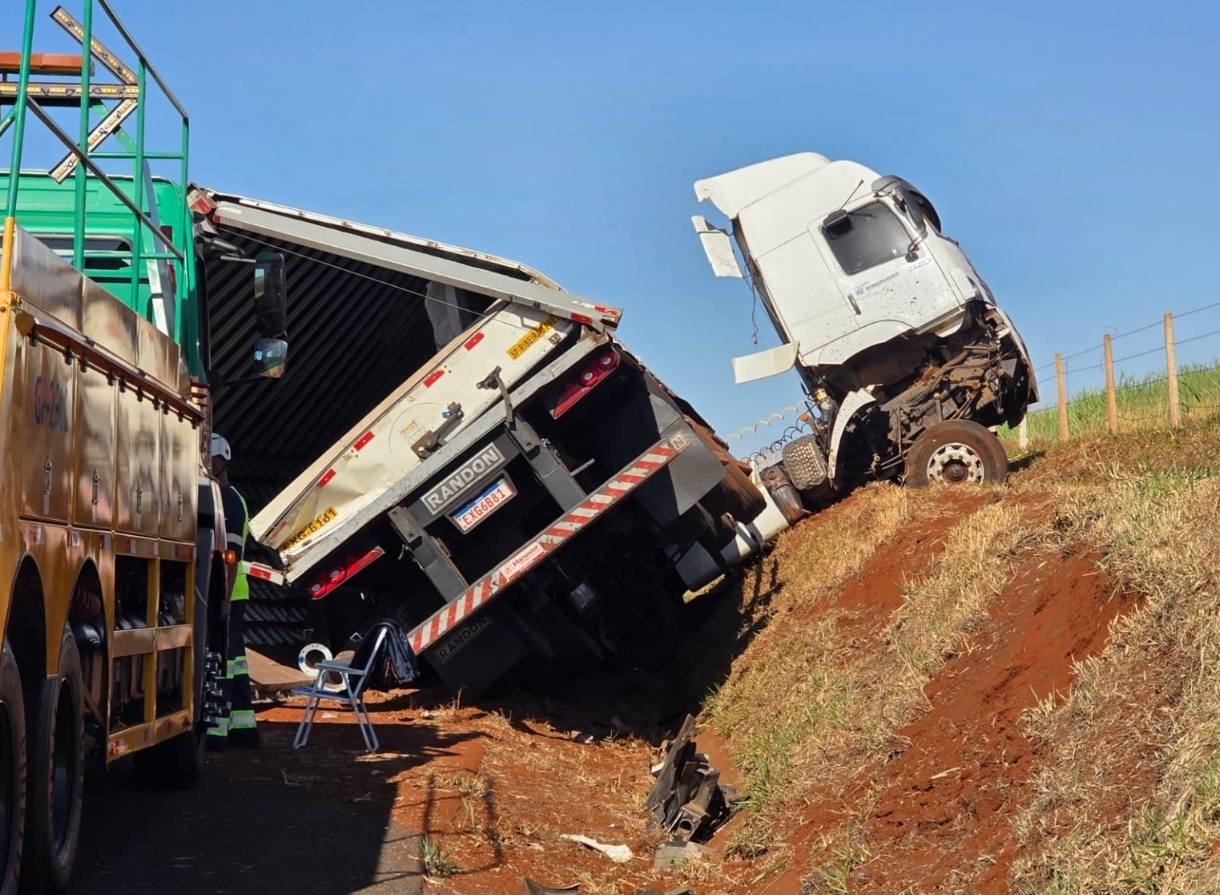 Carreta sai da pista e causa congestionamento na rodovia Cândido Portinari (SP-334)