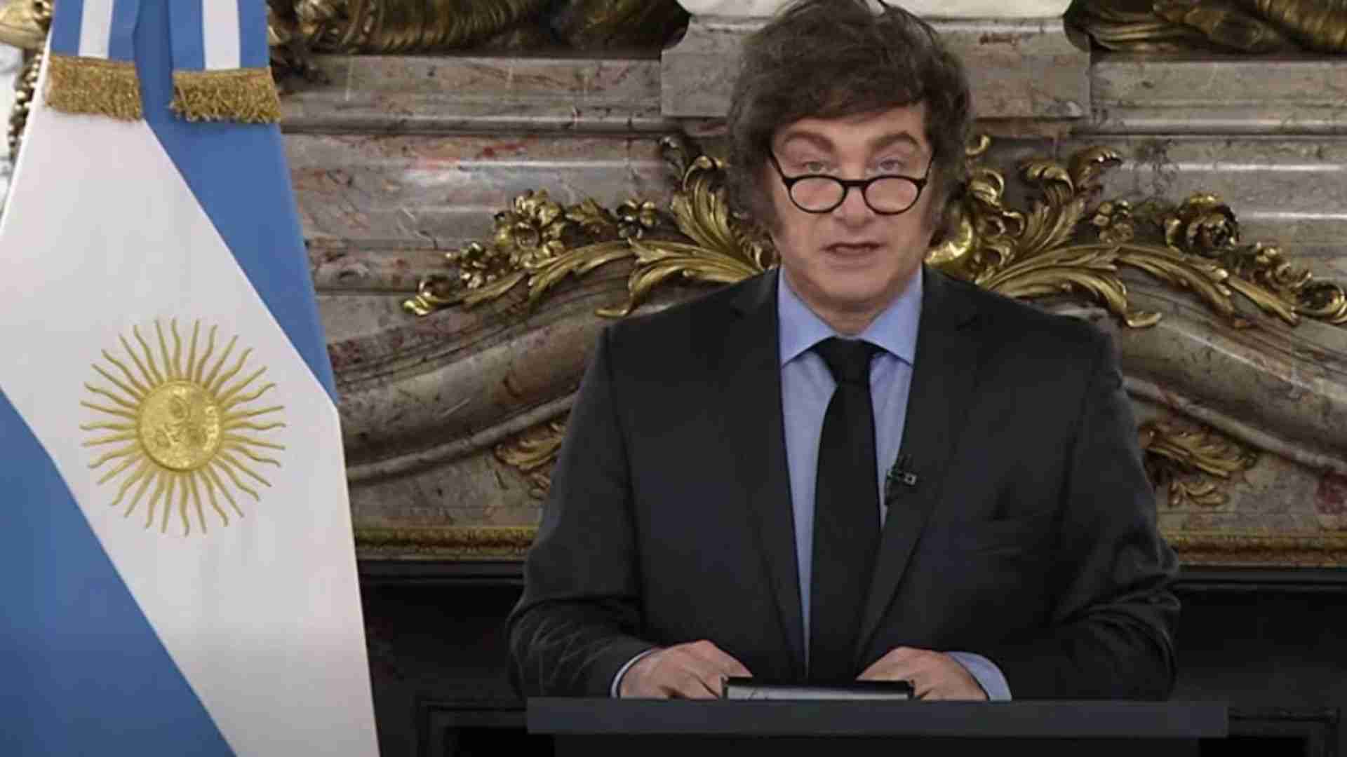 Presidente da Argentina no âmago da tempestade econômica: crise cambial, inflação persistente e aumento da pobreza