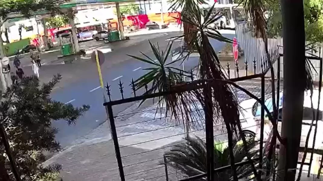Colisão entre moto e ônibus deixa motociclista ferido