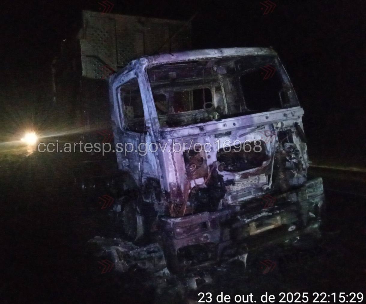 Caminhão carregado com 70 toneladas de cana pega fogo na SP-340