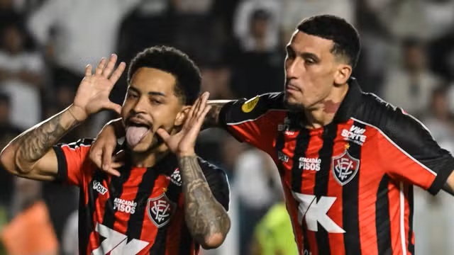 SP - SANTOS - 20/10/2025 - BRASILEIRO A 2025, SANTOS X VITORIA - Matheusinho jogador do Vitoria comemora seu gol durante partida contra o Santos no estadio Vila Belmiro pelo campeonato Brasileiro A 2025.  Foto: Jota Erre/AGIF