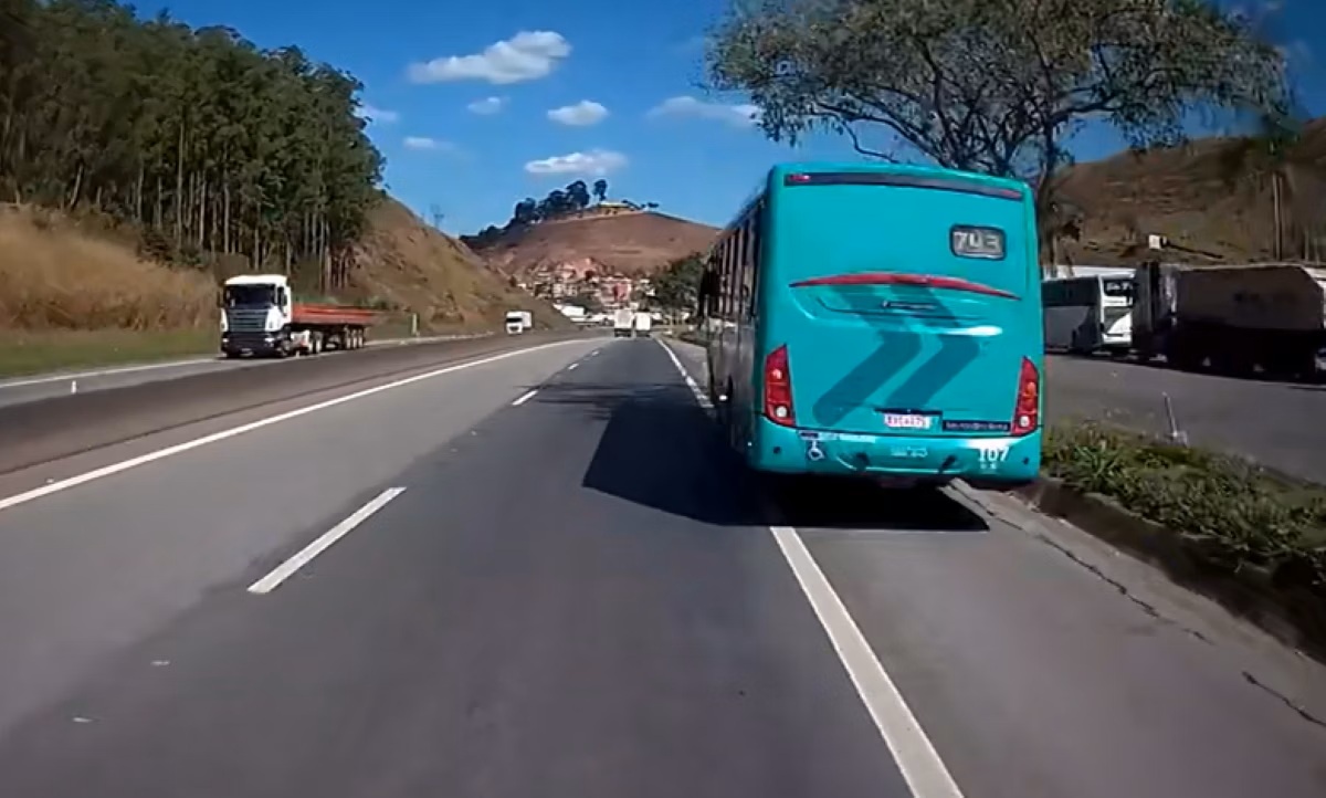 Vídeo mostra motorista dormindo ao volante no acidente de ônibus com 4 pessoas mortas e outras 40 feridas.